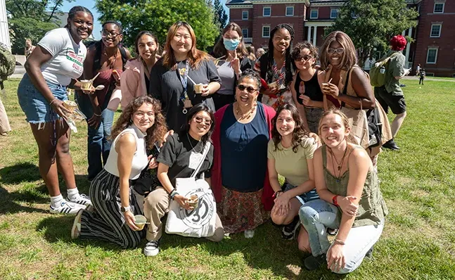 President 莎拉Willie-LeBreton on Chapin Lawn with students.